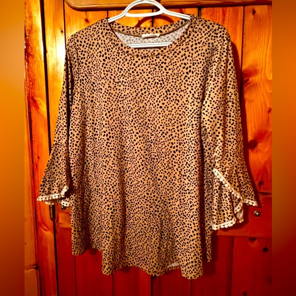 Reb in J 220 leopard shirt - Picture 1 of 5